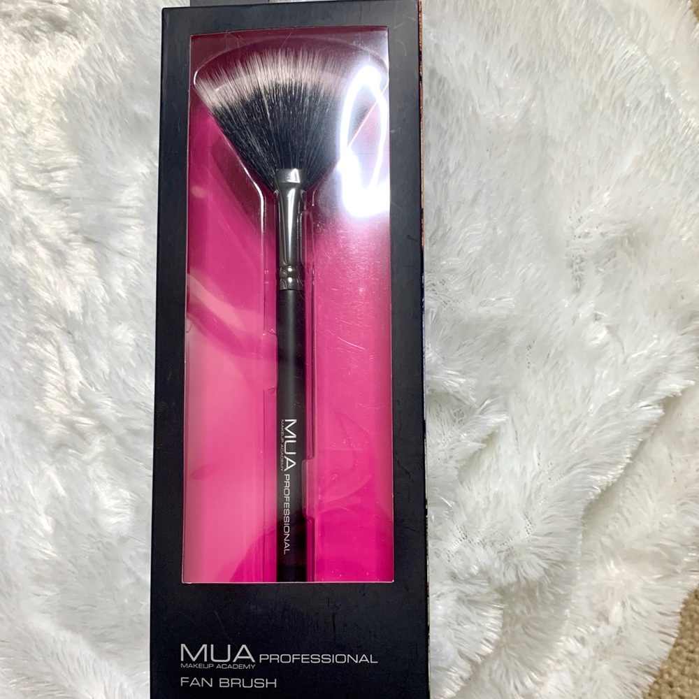 MUA brush